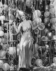 Kobieta świętuje z pokoju pełnym balonów - 104441165