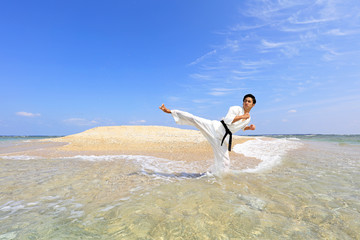 南国の美しいビーチで鍛える男性