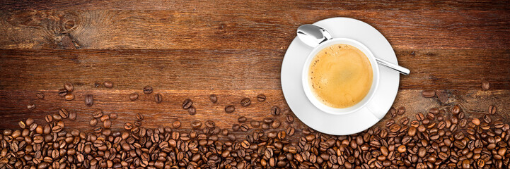 Naklejka premium tło kawy z fasoli i filiżanki na rustykalne stare drewno dębowe
