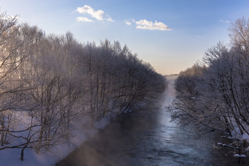 Fototapeta na wymiar 霧氷のある川の風景