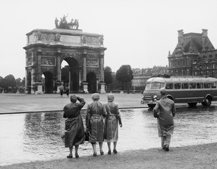 Turyści oglądający Łuk Triumfalny du Carrousel w Ogrodach Tuileries, 15 lipca 1953 r - 104449909