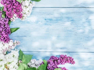 Keuken spatwand met foto Blooming lilac flowers on the old wooden table. © volff