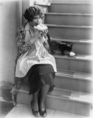 Woman sharing pie with cat  © everettovrk