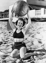 Fototapeta premium Portret kobieta z piłką przy plażą