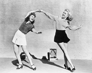 Twee vrouwen dansen buiten