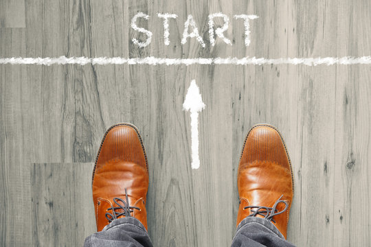 Mann steht vor der START Linie