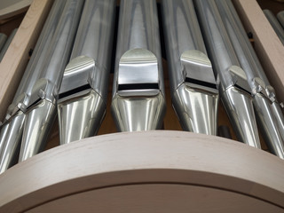 Orgel - Orgelpfeifen - Töne - Noten - klangvoll - Charakter