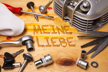 Werkzeug auf Holzfläche „meine Liebe“