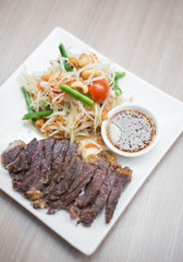 Papaya salad with grill beef