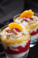 Soja Joghurt mit zweierlei Frucht und Keks Brösel,  vegan 