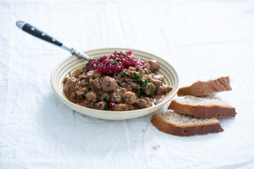 Soja-Waldpilz-Gulasch mit Preiselbeeren