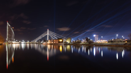 Fototapeta na wymiar night city reflections in river