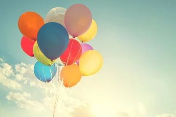 Fotobehang veelkleurige ballonnen met een retro instagram-filtereffect, concept van gelukkige verjaardag in de zomer en huwelijksfeest (vintage kleurtoon) © jakkapan