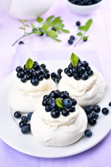 Pavlova meringue cakes