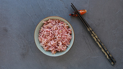Mélange de riz violet et de sarrasin sur ardoise 