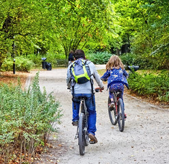 Obraz premium Father and daughter enjoy riding on bikes in park