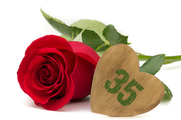 rote Rose mit Holzherz Jubiläum 35 Jahre