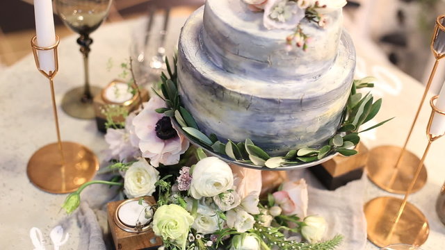 Tilt up of a beautiful wedding cake.