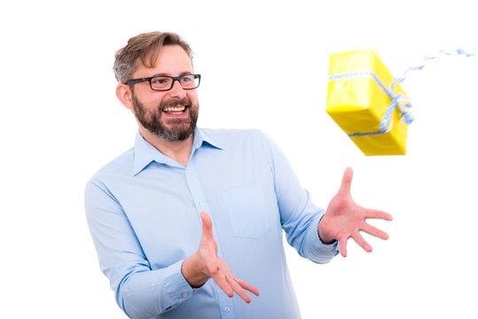 mann f&auml;ngt geschenk auf