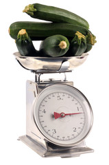 Courgettes pesées sur la balance