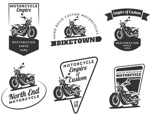 Obraz premium Zestaw klasycznych emblematów motocyklowych, odznak i ikon.