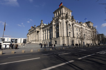 Fototapeta na wymiar Reichstag und Straße