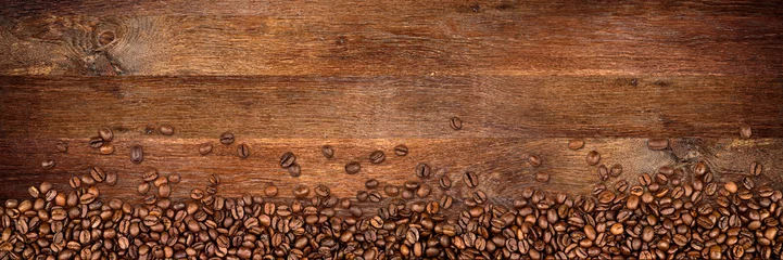 Foto auf Acrylglas Kaffeehintergrund mit Bohnen auf rustikalem altem Eichenholz © stockphoto-graf