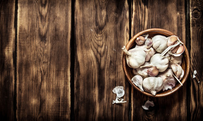 The fresh garlic in a wooden bowl.