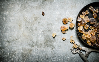 Dark crystalline sugar with wire cutters .