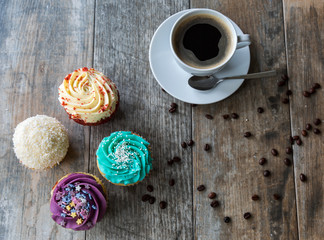 Cupcakes mit Kaffee auf Holztisch, Ansicht von oben