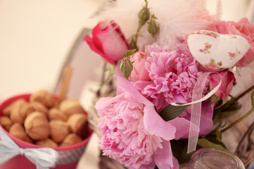 Obraz na płótnie Canvas pink flowers bouquet on the table