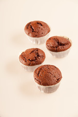 Vier Schokoladen Muffins - isoliert auf weiß