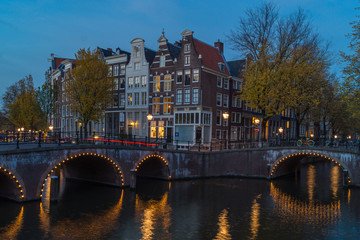 Fototapeta premium Amsterdamer Gracht und Brücke