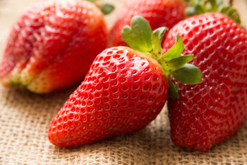 Fragole fresche su juta