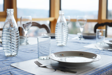 Essenstisch mit Wasser mit Geschirr 