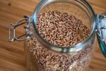 Dinkelkerne in Glasbehälter