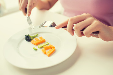 Obraz na płótnie Canvas close up of woman hands eating vegetables