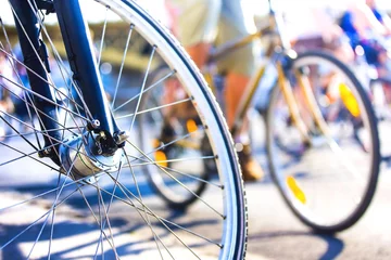 Crédence de cuisine en verre imprimé Vélo bicycle wheel detail with blurry cyclist