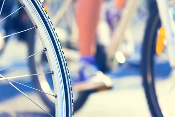 Tableaux ronds sur aluminium Vélo bicycle wheel detail with blurry cyclist