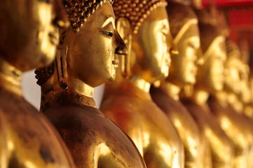 Fototapete Bangkok Thailand, Bangkok - selektiver Fokuspunkt auf Buddha-Statue im Tempel Wat Arun der Morgenröte - Bilder im Vintage-Effekt-Stil?