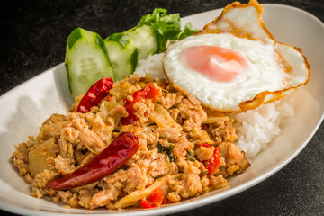 ガパオライス　タイのグルメ　 Phad Bai Gaprao Gai Sap Thai dish