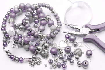 armband maken van kralen en bedeltjes