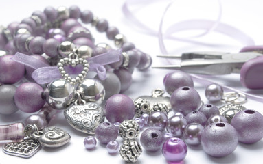 armband maken van kralen en bedeltjes