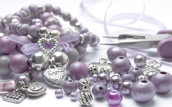 armband maken van kralen en bedeltjes