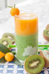 Smoothie aus verschiedenen Fruechten