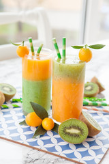 Smoothie aus verschiedenen Fruechten