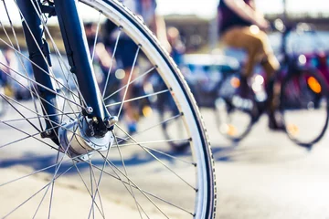 Cercles muraux Vélo détail de roue de vélo avec cycliste flou