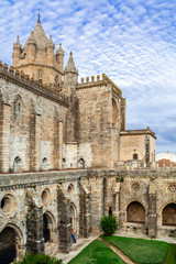 Fototapeta premium Cloister of the Evora Cathedral, the largest cathedral in Portugal. Romanesque and Gothic architecture. UNESCO World Heritage Site.