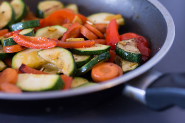 Gesunde Gemüsepfanne mit Zucchini, Karotten und Paprika
