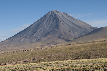 Fototapeta premium Volcán cónico en los Andes del desierto de Atacama, Chile 